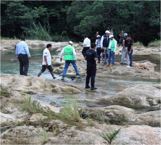 Los trabajos de construcción del muro de roca natural definitivo en las cascadas de Agua Azul llevan un avance del 35%, informó la Conagua. (ARCHIVO)