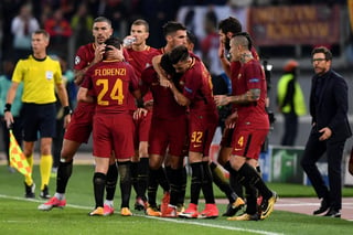 El jugador del AS Roma Diego Perotti (c) celebra con sus compañeros tras anotar el 3-0. Roma se pone al frente de su grupo