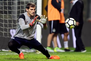 Iker Casillas, portero del Porto, durante un entrenamiento. Porto se mide hoy 
