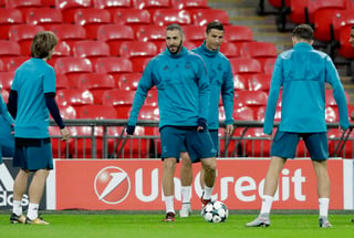 Cristiano Ronaldo (centro a la derecha) y Karim Benzema, durante la última práctica del Real Madrid de cara al duelo de hoy. (Fotografía de AP)