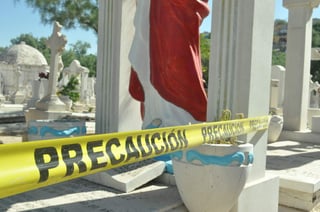  Protección Civil realizó un recorrido por el lugar y acordonó aquellas lápidas que representan un riesgo. (EL SIGLO DE TORREÓN)