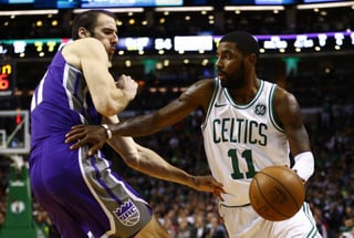 Kyrie Irving (d) anotó 22 puntos en la victoria de los Celtics. (AP)