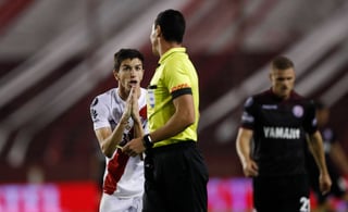 River Plate se quejó de que el árbitro Wilmar Roldán no marcó un penal a su favor, así como una expulsión. (EFE)