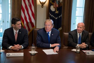 Trump acordó esa postura con siete senadores republicanos durante una reunión en la Casa Blanca, según aseguraron los legisladores al salir del encuentro. (EFE)