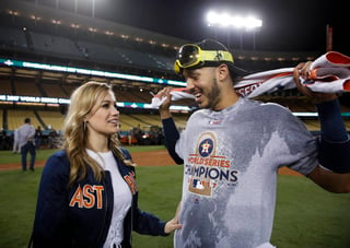 Carlos Correa y Daniella Rodríguez se marcharon del Dodger Stadium con anillos nuevos. El campocorto de los Astros pidió a su novia que se casara con él instantes después de que Houston se hiciera con el título. 