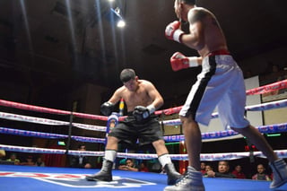 El boxeador lagunero fue descalificado por vendaje “alterado”.