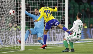 El delantero del Cádiz, Dani Romera (c) marca gol ante el portero del Betis, Dani Giménez durante el partido de vuelta. (EFE)