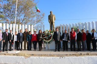 Evento. Autoridades municipales montaron una guardia de honor en el monumento a Madero. (EL SIGLO DE TORREÓN)