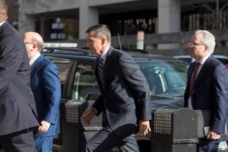 Crisis. Michael Flynn (Cen.), el exasesor en seguridad nacional de la Casa Blanca, se declaró culpable ayer viernes de mentir al FBI de sus contactos con funcionarios rusos.