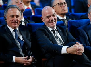 Vitaly Mutko, presidente de la federación rusa, y Gianni Infantino (d). 
