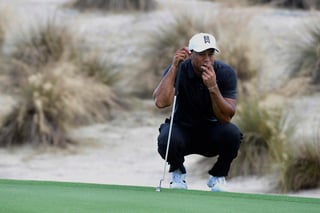 Tiger Woods finalizó la tercera ronda con 75 golpes. (AP)