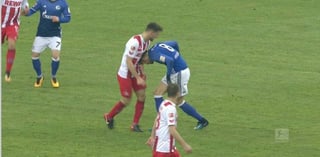 Ya en los minutos finales del encuentro, Özcan cometió una falta sobre Göretzka y, a pesar de la marcación, el mediocampista del Schalke 04 decidió tomar justicia por propia mano. (TWITTER)