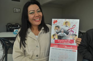 Apoyo. Sandra Luz muestra el nuevo calendario de Fundación Down; interesados en ayudar ofreciéndolo llamar al 721-77-03. (GUADALUPE MIRANDA)