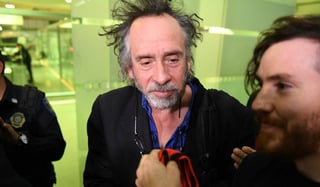Visita. El cineasta se reunió con personal del recinto, donde el miércoles abrirá la exposición El mundo de Tim Burton.