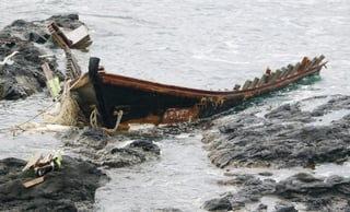 La guardia costera informó que un bote pesquero recogió el cadáver de un hombre flotando en la costa de Sakata, en la prefectura de Yamagata, y la marea arrojó otros dos cadáveres en una playa cercana una hora y media después. (AP)