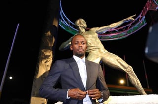 Bolt se sintió impresionado con la obra del artista Basil Watson y al pie de la estatua hizo su tradicional festejo de victoria en las pistas de Campeonatos Mundiales y Juegos Olímpicos y otras tantas en las que estuvo, salvo en su última participación, en Londres 2017. (ARCHIVO)