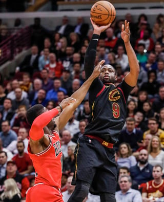 Dwyane Wade anotó 24 puntos en la victoria de Cavaliers. (AP)