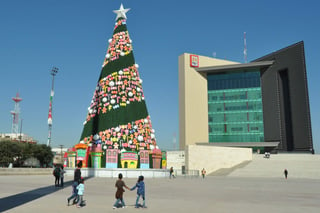 Tradición. Hoy se llevará a cabo el encendido del monumental pino navideño en punto de las 7:30 de la tarde. (GUADALUPE MIRANDA)
