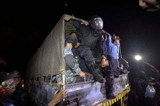 Se unen. Policías de la fuerza especial Cobras se declararon en huelga de ‘brazos caídos’ por la crisis política de Honduras. (EFE)