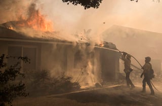 Fuera de control. Bomberos trabajan en la extinción de un incendio en Ventura. El incendio se desató al noroeste de Los Ángeles. (AP y EFE)