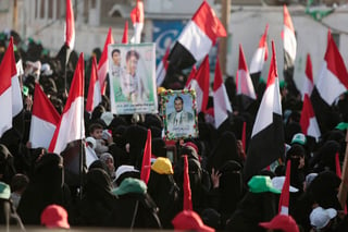 Honores. Cientos de participantes acompañaron el cuerpo del Ali Abdullah Saleh. (AP)