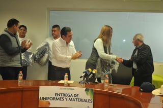 Apoyos. El gerente del Simas, Xavier Herrera acompañado por Juan José Gómez entregan uniformes y equipo a sindicalizados. (CORTESÍA)