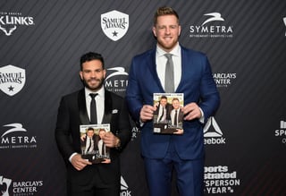 José Altuve (i) y J.J. Watt fueron honrados ayer por la noche en la gala de Sports Illustrated. (AP)