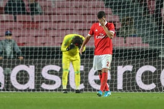 El arquero Svilar (i) de Benfica reacciona junto a Lisandro Lopes (d), durante un partido entre Benfica y Basilea del grupo A. (EFE)