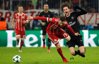 Sebastian Rudy (i) del Bayern disputa el balón con Adrien Rabiot del París durante un partido por la fase de grupos de la Liga de Campeones. (EFE)