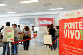 Estrategia. La empresa Viva Aerobus regresa a Torreón con un vuelo agresivo. (ARCHIVO)