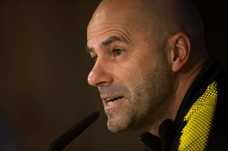 El entrenador del Borussia Dortmund, Peter Bosz (c), durante la rueda de prensa en el estadio Santiago Bernabéu. (AP)