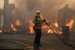 Las llamas han llevado a la evacuación de casi 200,000 personas, han destrozado casi 200 viviendas y siguen fuera de control. (EFE)