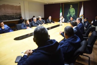 El alcalde Isidro López Villarreal encabezó la instalación de este comité y confirmó que las diferentes áreas del Municipio están preparadas y coordinadas para atender a la población que lo requiera. (EL SIGLO DE TORREÓN)