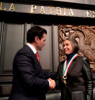 Con valor. La bióloga Julia Carabias Lillo recibió  la Medalla 'Belisario Domínguez'. (EFE)
