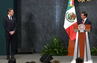 Añoranzas. Las palabras de Peña Nieto hacia su labor en la SEP, conmovieron a Aurelio Nuño quien se emocionó al punto de las lágrimas. (AGENCIAS)