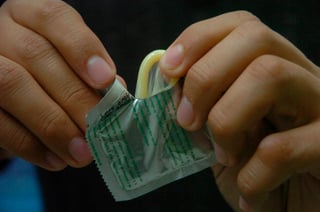 Por la actividad sexual que mantienen los adolescentes y jóvenes, necesitan una dotación mensual de entre 16 y 20 preservativos. (ARCHIVO)