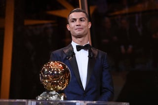 El portugués del Real Madrid Cristiano Ronaldo logró ayer su quinto Balón de Oro, igualando así al argentino del Barcelona Lionel Messi, con quien mantiene uno de los duelos más palpitantes de la historia del futbol. (EFE)