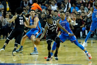 El jugador de los Nets de Brooklyn Caris LeVert (i) disputa el balón con Russell Westbrook (d) de los Thunder de
Oklahoma, durante un partido de baloncesto de la NBA disputado en la Arena Ciudad de México.
(EFE)