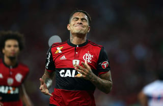 Explicó que el jugador del Flamengo del futbol de Brasil fue sometido a un examen para detectar sustancias prohibidas luego del partido entre las selecciones de Perú y Argentina disputado el 5 de octubre en el estadio Arman de Buenos Aires. (ARCHIVO)