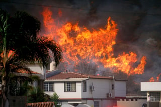 El incendio Thomas, que entró en su quinto día de actividad en el condado de Ventura y que sólo ha sido contenido en 10 por ciento, ha destruido más de 53 mil hectáreas, mientras avanza hacia el condado de Santa Barbara. (EFE)