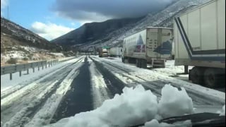 La carretera se cerró desde el jueves en la tarde a causa de la presencia de agua y hielo mientras que este viernes se agregó la nieve al problema. (ARCHIVO)