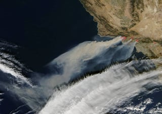 Intensos. Esta imagen fue obtenida por el satélite Aqua de los incendios en el sur de California.