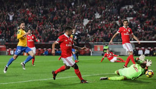 Benfica derrotó 3-1 a Estoril y llegó a 33 puntos en la Liga de Portugal. (EFE)