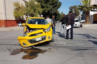 Percance. El choque entre los dos vehículos ocurrió en el cruce de la calle Treviño y la avenida Allende.