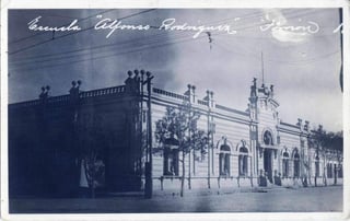 Primer edificio de la Escuela Alfonso Rodríguez. Colección de postales del arquitecto Antonio Méndez Vigatá.

