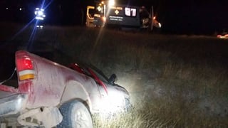 Accidente. Muere hombre al volcarse en su camioneta sobre la carretera Gómez Palacio-Durango. (EL SIGLO DE TORREÓN) 