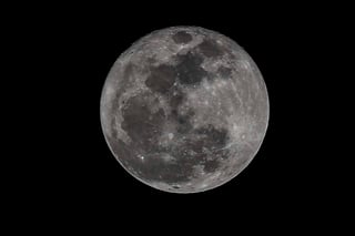 El primer ejemplo de ellos se observó el día 3 con la llamada Súper Luna, la cual significa que ésta se encuentra en la distancia más cercana a la Tierra (perigeo) y en fase de Luna llena. (ARCHIVO)