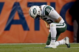 Josh McCown se fracturó la mano en el juego del domingo ante los Broncos de Denver. (AP)