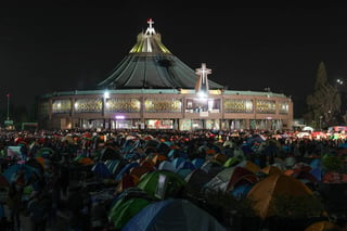 A la espera.  Miles de peregrinos se instalaron afuera de la Basílica de Guadalupe, para cumplir con la promesa de su visita. (NOTIMEX)