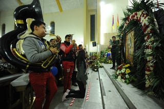 Festejo. Diversos grupos musicales acudieron a la Parroquia para entonar Las Mañanitas. (EL SIGLO DE TORREÓN/ERICK SOTOMAYOR)